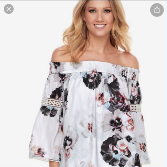 Jennifer Lopez Tops - 🔶5/$25 Jennifer Lopez off the shoulder top M